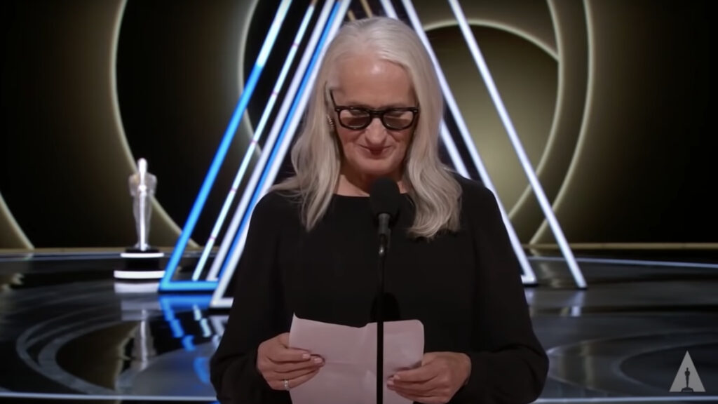 Jane Campion est la dernière femme a avoir gagné l'Oscar du meilleur réalisateur.  // Source : Oscars sur Youtube. Capture d'écran Numerama. 