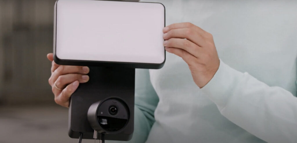 La caméra Philips Hue Secure la plus chère intègre un projecteur lumineux.