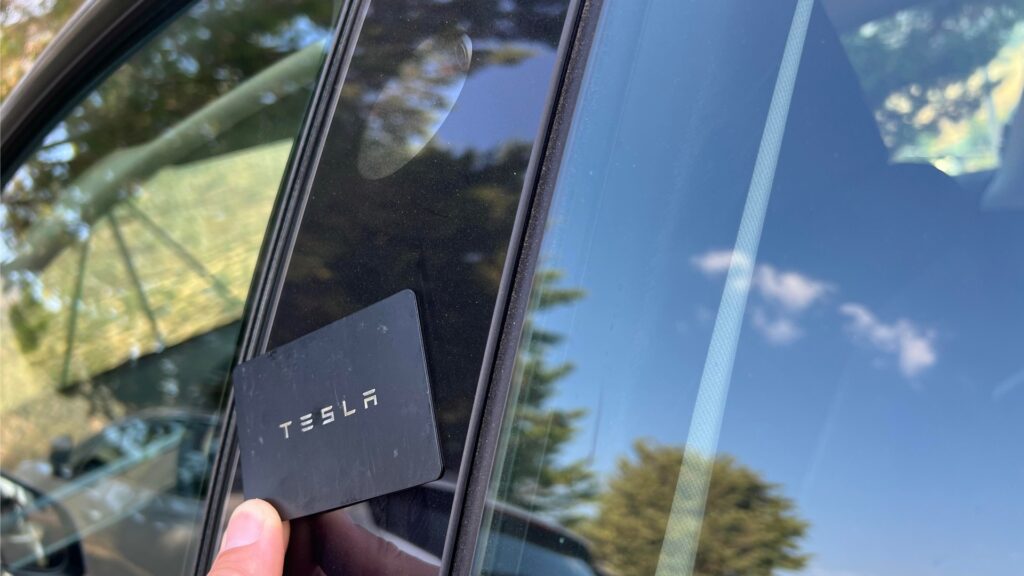 La carte Tesla se passe sous la caméra entre les portes à gauche du véhicule. C'est le seul moyen de déverrouiller le véhicule sans app (et ce n'est pas pratique). La carte Tesla se passe sous la caméra entre les portes à gauche du véhicule. C'est le seul moyen de déverrouiller le véhicule sans app (et ce n'est pas pratique).