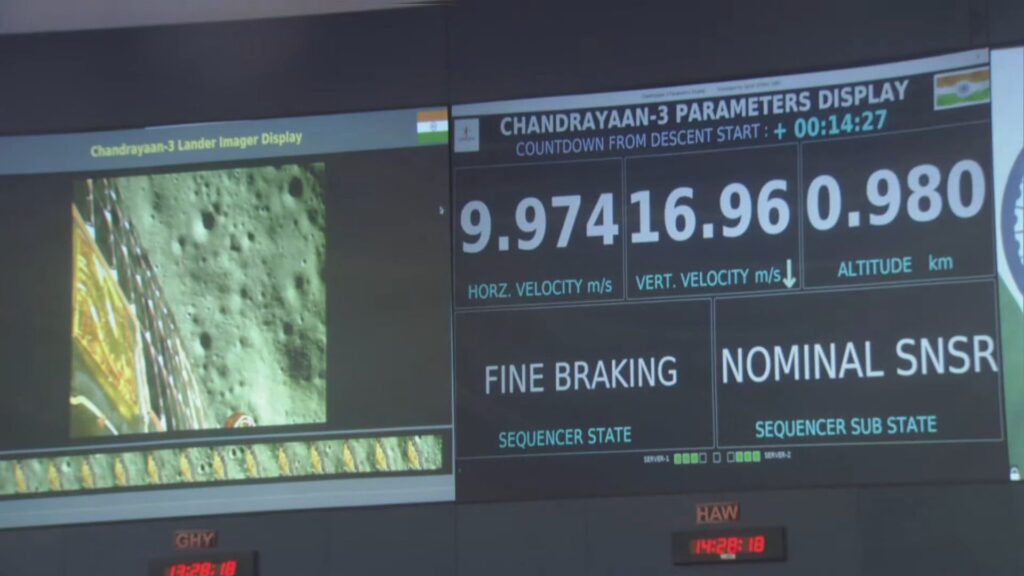 À gauche, la caméra embarquée à bord de la sonde, pendant l'alunissage. // Source : ISRO