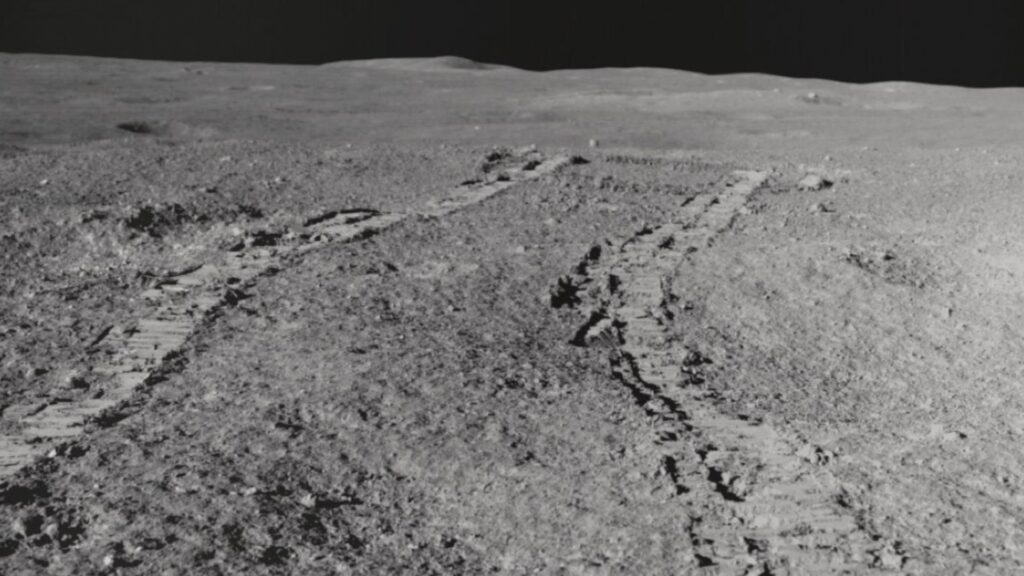 Les traces de roues du rover de Chandrayaan-3 sur la Lune, le 27 août 2023. // Source : Via X @ISRO
