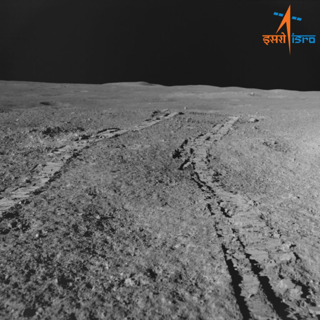 The tracks of the wheels of the Rover Pragyan on the surface of the Moon // Source: ISRO / X 