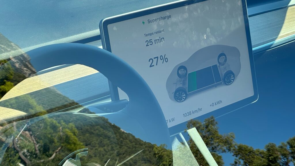 Lors d'une recharge à un Tesla SuperCharger, nous n'avions pas vu que notre recharge était bridée à 80 %. L'application nous aurait averti, mais nous n'y avons pas accès. Lors d'une recharge à un Tesla SuperCharger, nous n'avions pas vu que notre recharge était bridée à 80 %. L'application nous aurait averti, mais nous n'y avons pas accès.