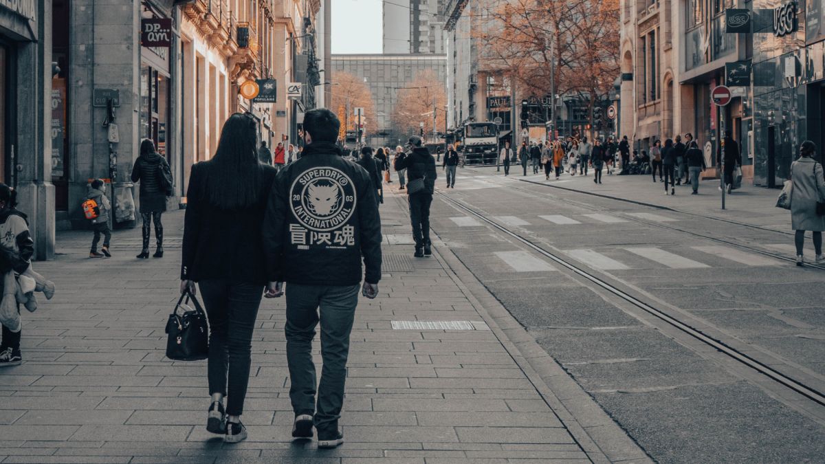 Un couple se baladant // Source : Photo de Hilderose C sur Unsplash