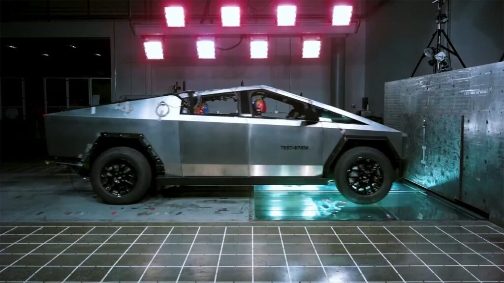 Il portellone posteriore si distingue dal resto del Cybertruck // Fonte: estratto video Tesla