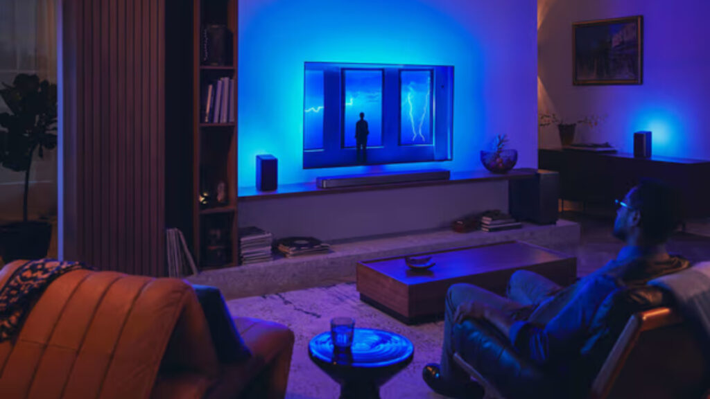 L'Ambilight peut aussi seulementprojeté une lumière d'appoint, si vous n'aimez pas être plongé dans lenoir // Source : Philips