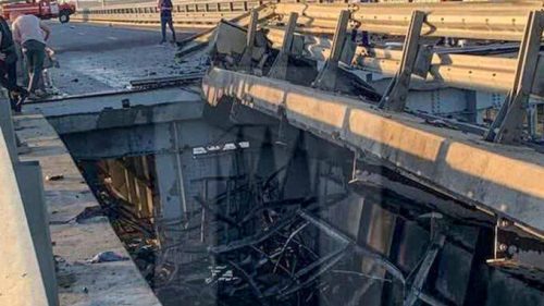 Le pont de Crimée après l'explosion du drone. // Source : Ostorozhno Novosti via AP