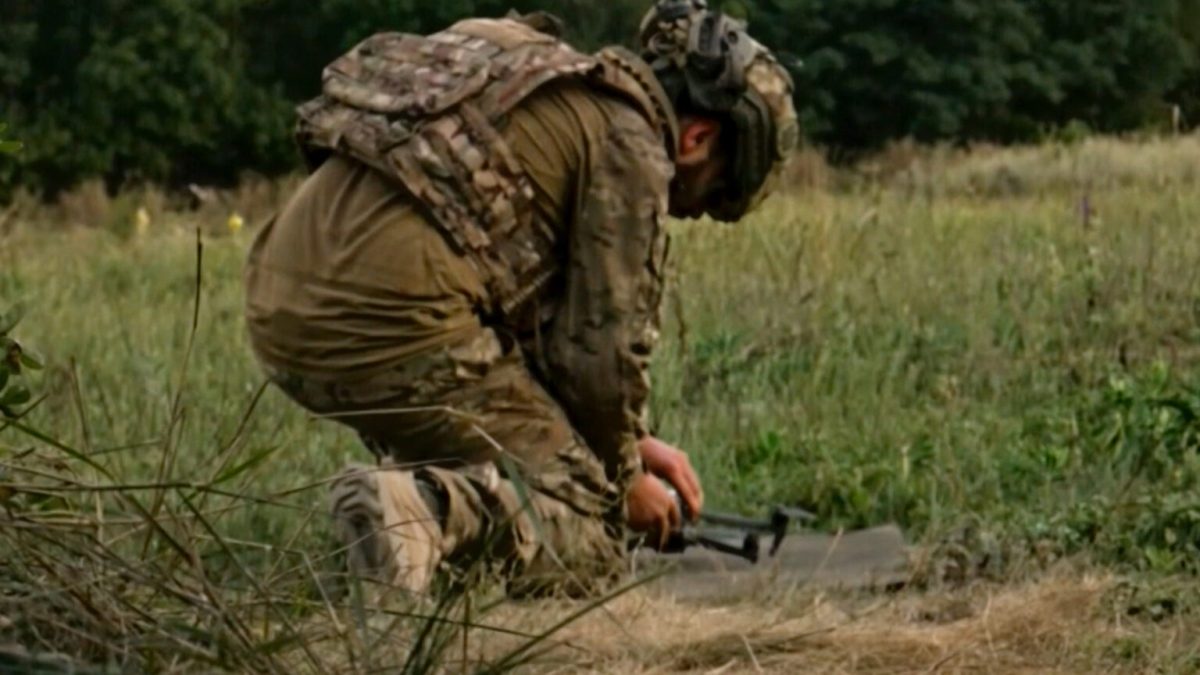 L'opérateur du drone remarque en fin de journée les mines sur son écran. // Source : Capture d'écran CNN