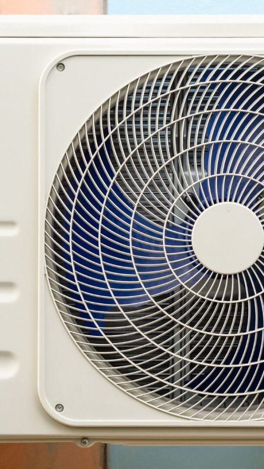 Un climatiseur qui se fati insulter // Source : Création Numerama