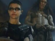 On est pas dans Mad Max mais bien dans Rebel Moon et c'est E. Duffy qui interprète Millius (avec Tarak derrière).. // Source : Netflix