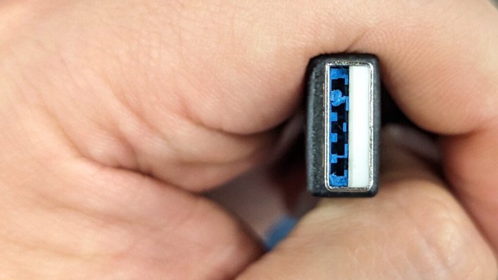 Un adaptateur USB qui a endommagé le port USB d'une PS5 // Source : Twitter