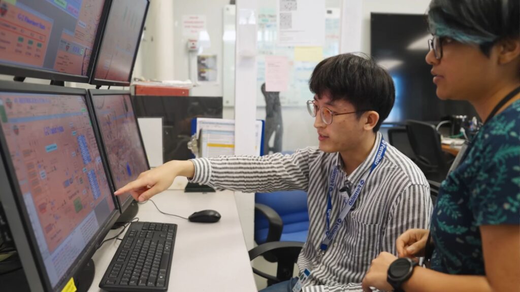 On Kim et Meghna Bhattacharya, deux scientifiques postdocs au Fermilab, travaillant sur les calculs de cette expérimentation. // Source : Fermilab