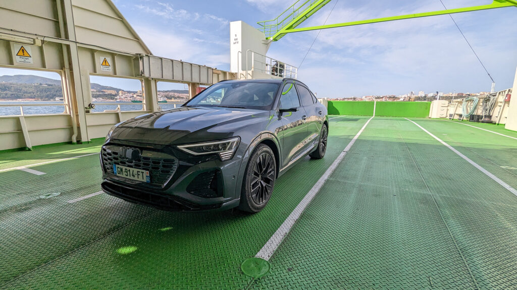 Promenade en ferry avec le Q8 e-tron // Source : Raphaelle Baut