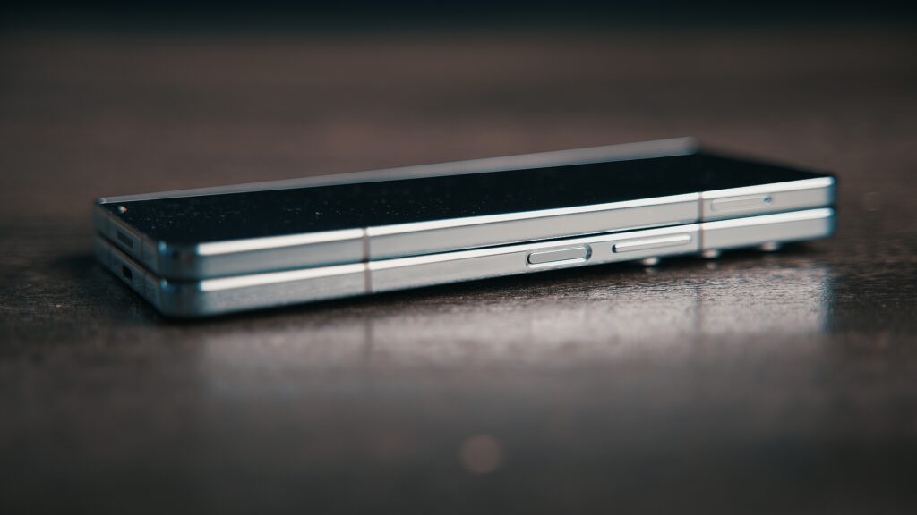 Fermé, le Galaxy Z Fold 5 est parfaitement plat. Ce n'était pas le cas des anciens modèles.