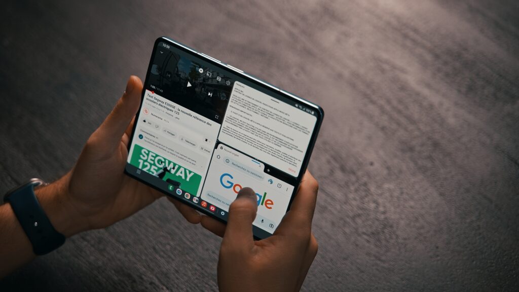 Le Galaxy Z Fold 5 est présenté par Samsung comme le meilleur smartphone pour le multitâche. Il peut afficher jusqu'à 4 applications en même temps (avec des fenêtres flottantes comme sur Windows).