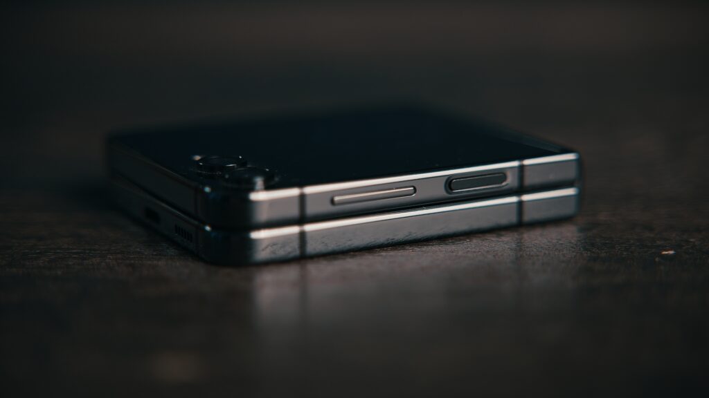Folded, the Samsung Galaxy Z Flip 5 is perfectly flat.  This beautifies its finish.  // Source: Thomas Ancelle / Numerama