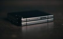 Plié, le Samsung Galaxy Z Flip 5 est parfaitement plat. Cela embellit sa finition. // Source : Thomas Ancelle / Numerama