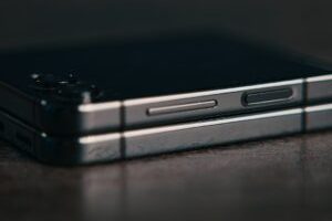 Plié, le Samsung Galaxy Z Flip 5 est parfaitement plat. Cela embellit sa finition. // Source : Thomas Ancelle / Numerama