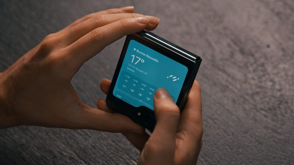 Le widget météo sur le petit écran du Galaxy Z Flip 5 est beaucoup plus complet que sur les anciens modèles. // Source : Thomas Ancelle / Numerama