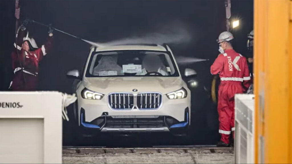 BMW iX1 sortant du Fremantle Highway // Source : Extrait vidéo