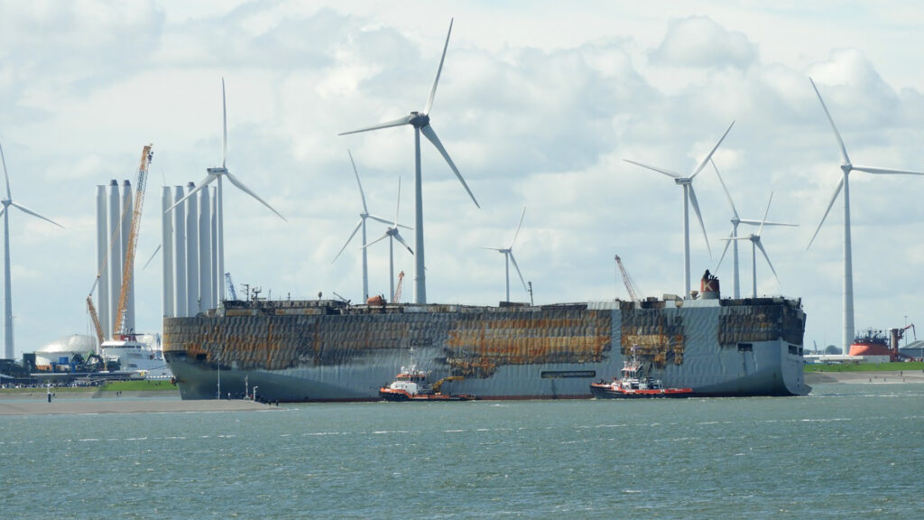 Fremantle Highway à son arrivée dans le port d'Eemshaven  // Source :  Rijkswaterstaat