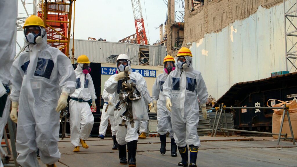 Des experts sur le site de l'Unité 3 de la centrale Fukushima, en 2013, deux ans après le désastre. // Source : Greg Webb / IAEA