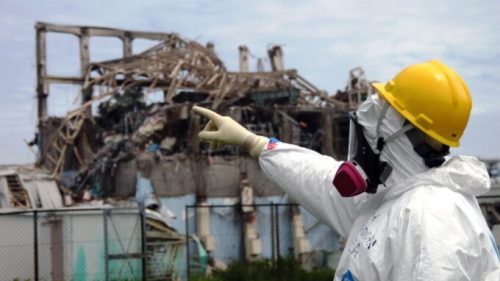 Un inspecteur de l'IAEA en train d'examiner l'Unité 3 de la centrale nucléaire de Fukushima, peu après le désastre de 2011. // Source : Greg Webb / IAEA