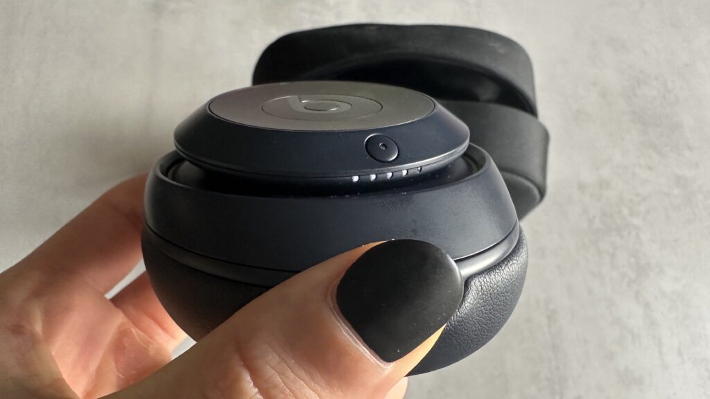 Beats Studio Pro headphones // Source: Maxime Claudel for Numerama