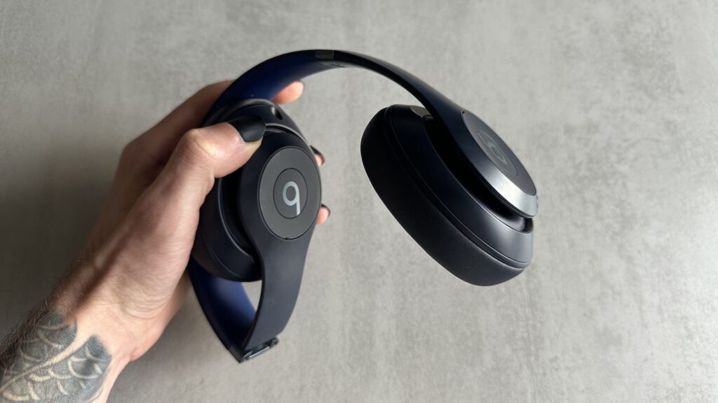 Beats Studio Pro headphones // Source: Maxime Claudel for Numerama