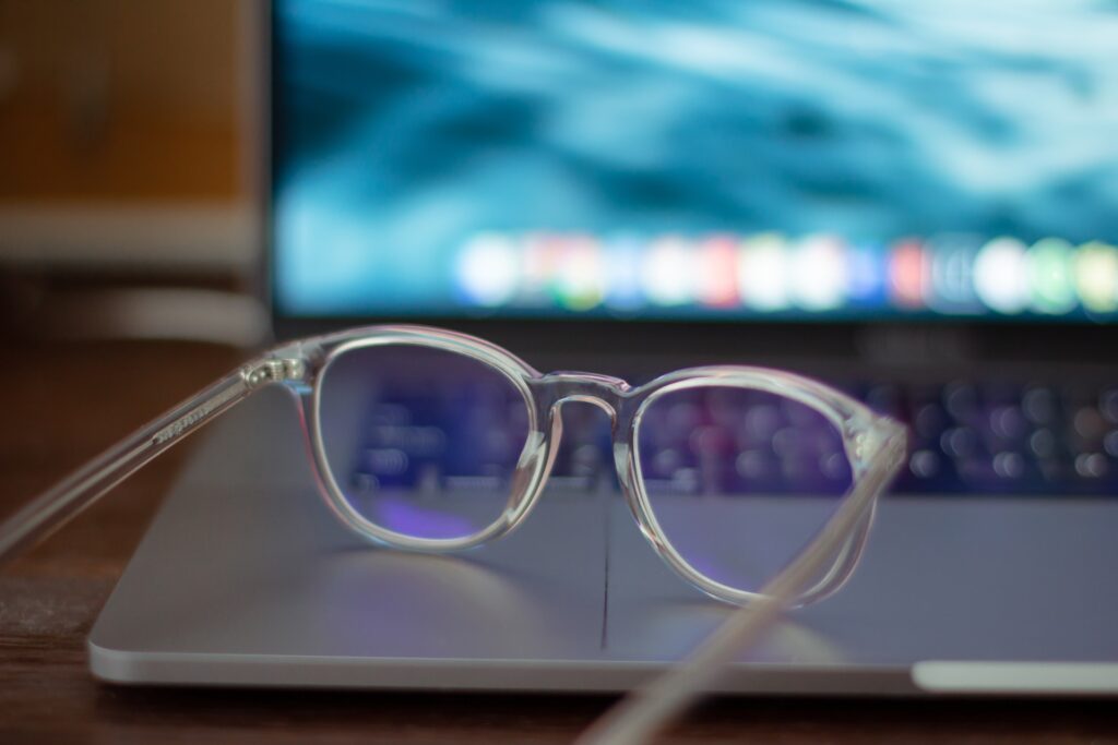 Des lunettes devant un écran  // Source : K8 / Unsplash