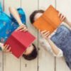 Adolescentes en pleine lecture. // Source : Canva
