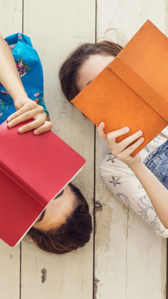 Adolescentes en pleine lecture. // Source : Canva