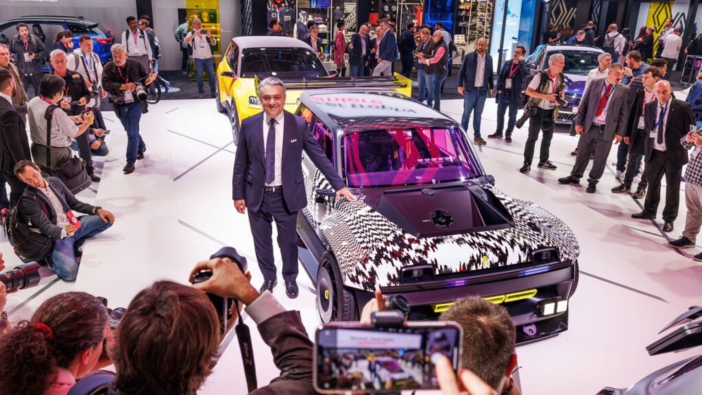 Luca de Meo avec les concepts Renault 5 au Mondial Paris 2022 // Source : Renault Luca de Meo avec les concepts Renault 5 au Mondial Paris 2022 // Source : Renault