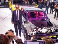 Luca de Meo avec les concepts Renault 5 au Mondial Paris 2022 // Source : Renault