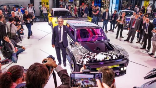 Luca de Meo avec les concepts Renault 5 au Mondial Paris 2022 // Source : Renault