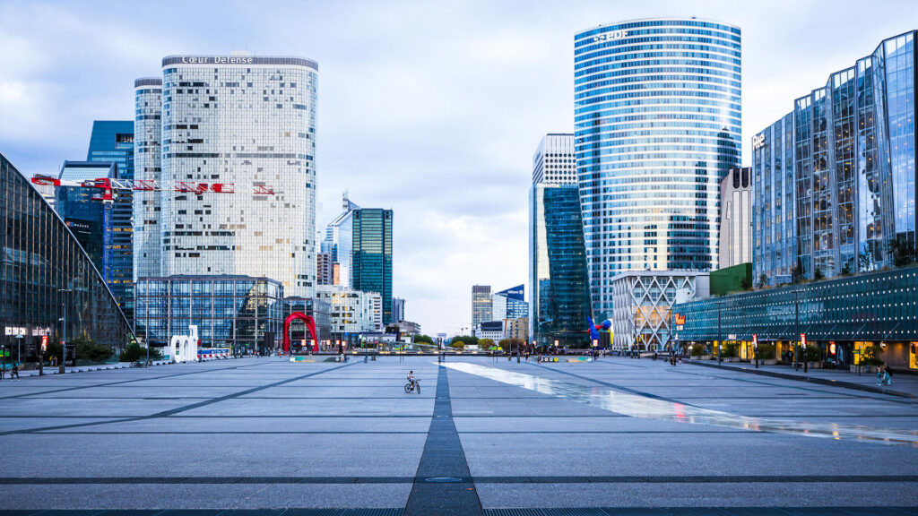 La dalle très minérale du quartier d’affaires de La Défense, vue depuis la Grande Arche // Source : Seb Mar