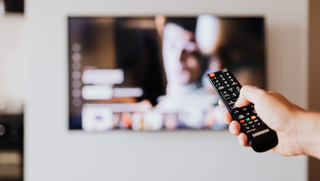 Sur nos écrans tv, les chaînes de télévisions ont laissé place à YouTube. // Source : Photo de Karolina Grabowska, Pexels.