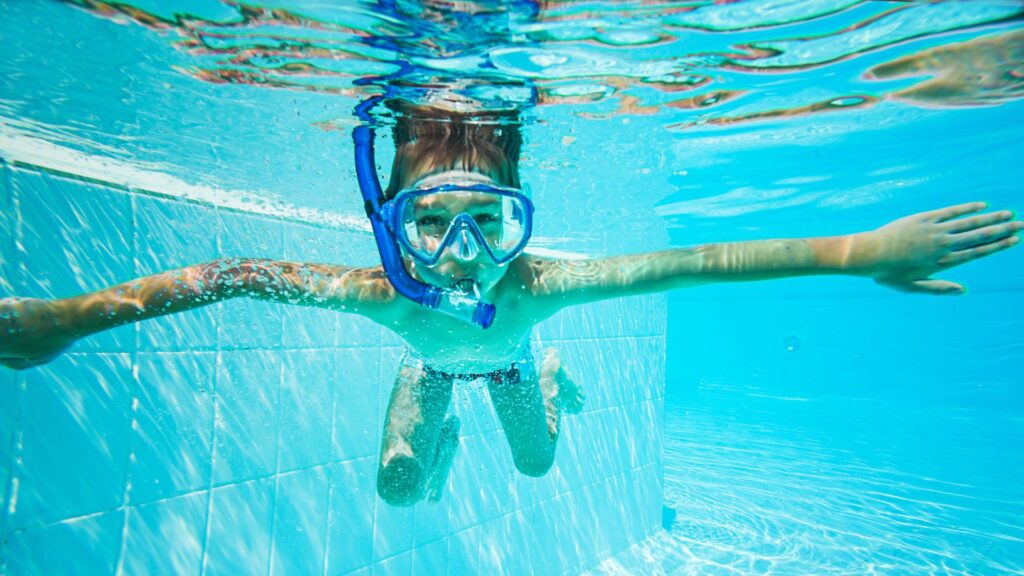 Même si quelqu’un fait pipi dans la piscine, cela reste moins dégoutant que nager dans la mer ! By Primrose Freestone Piscine-1024x576