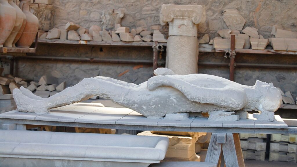Plusieurs squelettes de victimes de l'éruption de Pompéi ont été moulés dans du plâtre. // Source : Canva