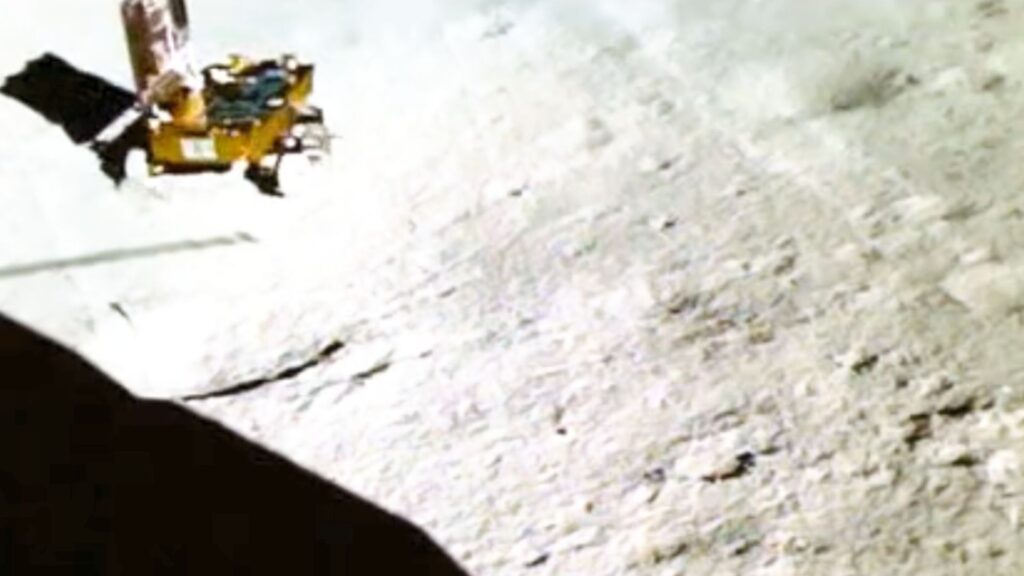 Pragyan en train de manœuvrer sur la Lune. // Source : Via X @ISRO