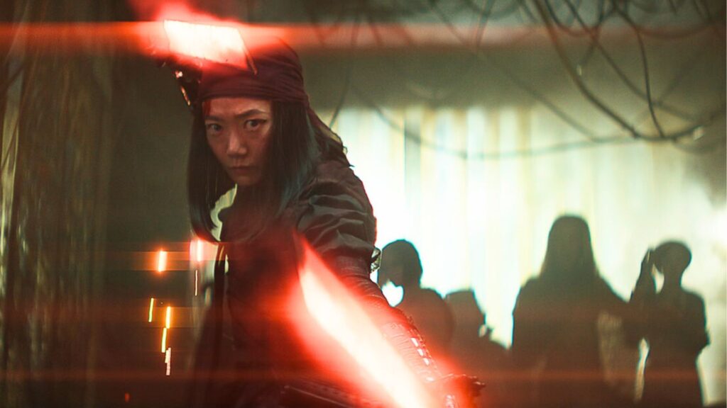Des sabres laser... enfin, des sabres lumineux, dans Rebel Moon. // Source : Netflix
