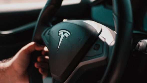 Au volant d'une Tesla // Source : Reet Talreja - Unsplash