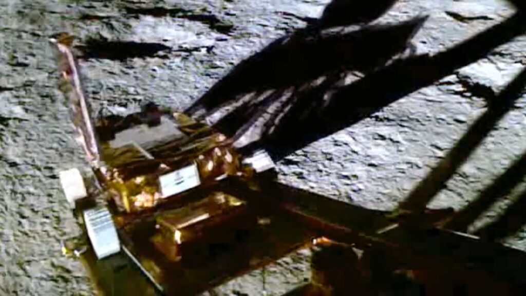 Le rover de Chandrayaan-3 sur la Lune. // Source : Via X @ISRO
