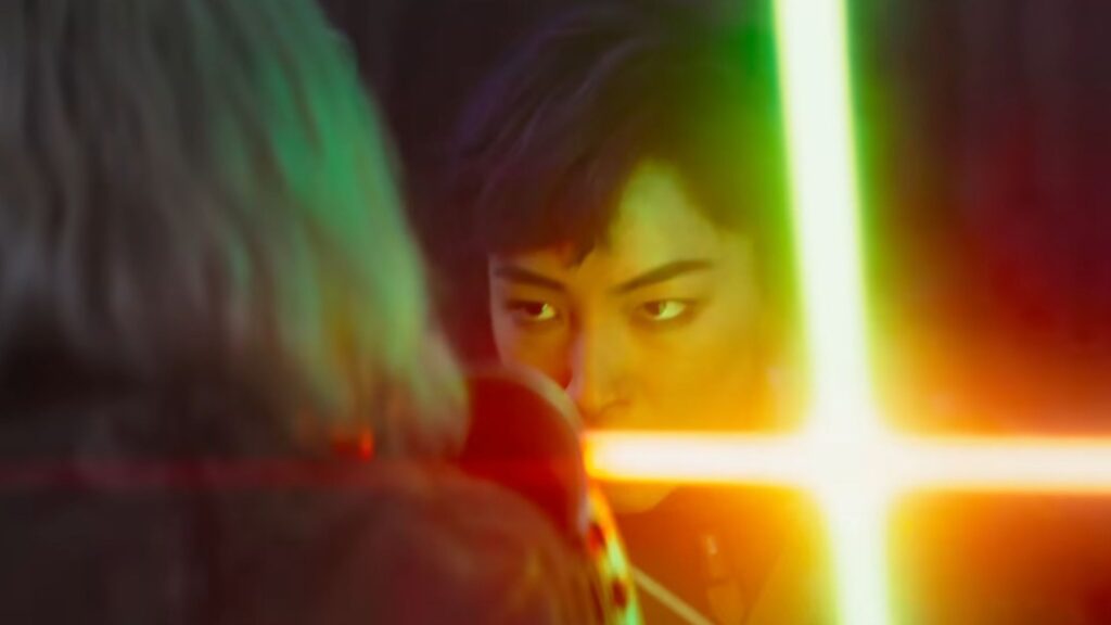 Sabine Wren wielding the lightsaber (green) in the Star Wars series Ahsoka.  // Source: Lucasfilm/Disney+