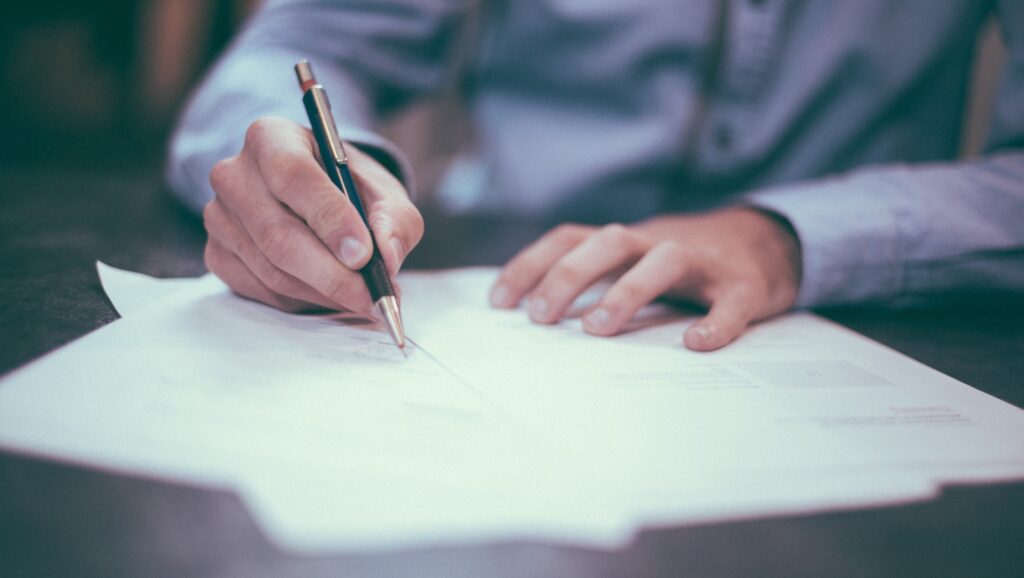 En réponse à un marché locatif en tension, le couple voulait fournir un bon dossier au propriétaire mais a transmis trop de documents // Source : Scott Graham via Unsplash