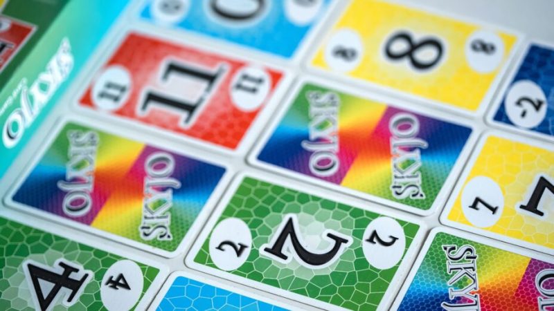 Le jeu de société Skyjo est aussi vilain qu’il est fédérateur