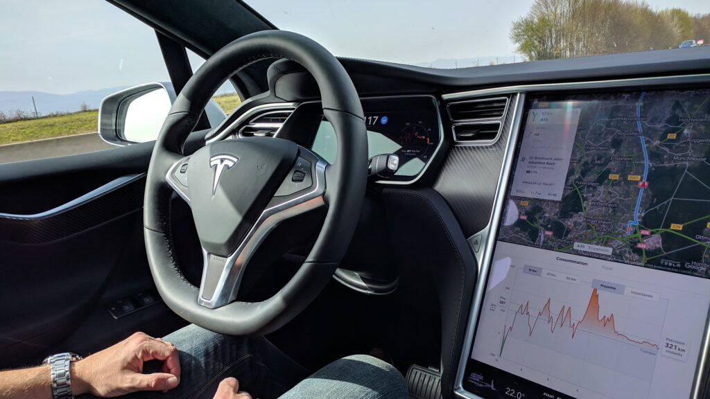 Autopilot dans le Model X // Source : Raphaelle