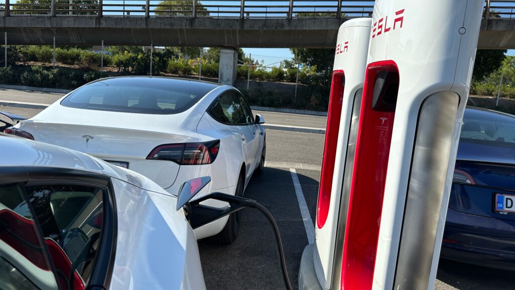 Les SuperCharger de Tesla intrègrent directement un câble de recharge. Les SuperCharger de Tesla intrègrent directement un câble de recharge.