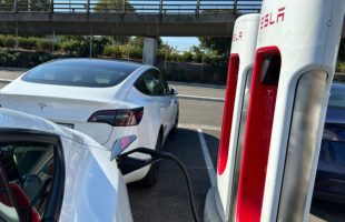 Les SuperCharger de Tesla intrègrent directement un câble de recharge.