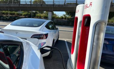 Les SuperCharger de Tesla intrègrent directement un câble de recharge. Les SuperCharger de Tesla intrègrent directement un câble de recharge.